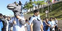 O argentino Mario Testi (à direita) veio acompanhar sua seleção acompanhado do filho, Jonas, que se vestiu de zebra para fazer a festa na Arena Corinthians  Foto: William Lucas / PrimaPagina