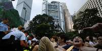 <p>Tenho direito de protestar, não precisamos de permissão da polícia, entoou a multidão sentada</p>  Foto: Bobby Yip  / Reuters