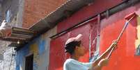 Com as pinturas e o grafite, o bairro vai ganhando novas formas e cores. Mas as crianças são as que mais recebem: ficam mais concentradas na escola e adquirem maior habilidade física e equilíbrio emocional  Foto: Projeto Jardim Limpão / Divulgação