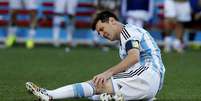Messi fica no ch&atilde;o e sente a perna em partida contra a Su&iacute;&ccedil;a  Foto: Ricardo Matsukawa / Terra