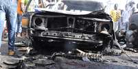 <p>Explos&atilde;o do carro-bomba destruiu carros e t&aacute;xis que estavam desembarcando passageiros e mercadorias em uma rua adjacente ao mercado</p>  Foto: Jossy Ola / AP