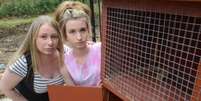 <p>Rebecca Atkinson e sua filha são vistas ao lado da gaiola vazia da coelha Percy</p>  Foto: Fox News / Reprodução