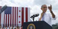 <p>Presidente dos EUA, Barack Obama afrouxa a gravata antes de fazer declarações sobre a economia americana, no Waterfront Park de Georgetown, em Washington, em 1 de julho</p>  Foto: Jonathan Ernst / Reuters