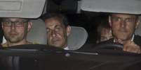 <p>Ex-presidente da Fran&ccedil;a, Nicolas Sarkozy chega com a pol&iacute;cia, de carr,o na unidade de investiga&ccedil;&atilde;o financeira em Paris para ser apresentado a um juiz, na tarde de ter&ccedil;a-feira, 1 de julho</p>  Foto: Pascal Rossignol / Reuters