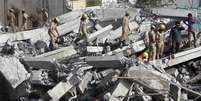 <p>Equipes de resgate realizam&nbsp;opera&ccedil;&atilde;o de busca por sobreviventes no local onde um&nbsp;edif&iacute;cio de 11 andares desmoronou na periferia da cidade indiana de Chennai, em 29 de junho</p>  Foto: Babu / Reuters