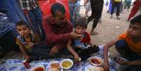 <p>Refugiados iraquianos que deixaram Mossul fazem refeição no interior do campo de refugiados Khazer na periferia de Arbil, na região do Curdistão, em 29 de junho</p>  Foto: Stringer / Reuters