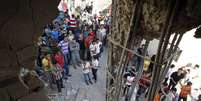 <p>Pessoas observam os escombros da casa do palestino Ziad Awad, na aldeia de Idhna, perto da cidade de Hebron, no sul da Cisjord&acirc;nia, em&nbsp;2 de julho</p>  Foto: Mussa Qawasma / Reuters