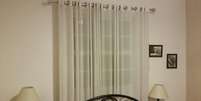 <p>Arquiteta explica que cortina curta é melhor opção para quarto da leitora (acima) porque janela fica atrás da cama</p>  Foto: vc repórter / Divulgação