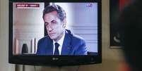 Transmissão da entrevista do ex-presidente francês Nicolas Sarkozy à rede de rádio e televisão TF1, em Lyon, na França, nesta quarta-feira. 02/07/2014 REUTERS.  Foto: Reuters