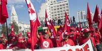 <p>Manifestantes se reúnem no Largo da Batata em ato contra o governo</p>  Foto: Bruno Santos / Terra