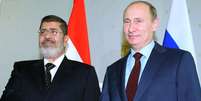 <p>Desde a queda de Mursi,&nbsp;a repress&atilde;o no Egito deixou pelo menos 1.400 mortos. Na foto,&nbsp;Mohamed Mursi cumprimenta o presidente russo, Vladimir Putin, durante encontro no resort do Mar Negro de Sochi, em 19 de abril de 2013</p>  Foto: RIA-NOVOSTI/ POOL / MIKHAIL KLIMENTYEV / AFP