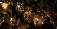 <p>Muçulmanos xiitas participam de um protesto à luz de velas, contra o conflito no Iraque</p>  Foto: Anindito Mukherjee / Reuters