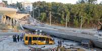 <p>Micro-ônibus é retirado debaixo do viaduto</p>  Foto: Victor R. Caivano / AP