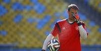 Manuel Neuer assoa nariz durante treino da Alemanha no Maracan&atilde;; goleiro ser&aacute; titular contra a Fran&ccedil;a  Foto: Kai Pfaffenbach / Reuters