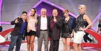 <p>Thammy Miranda, Dani Bolina, Carlos Alberto de N&oacute;brega, Raul Gil,&nbsp;Pen&eacute;lope Nova e&nbsp;Val Marchiori</p>  Foto: Rodrigo Belentani / SBT / Divulgação