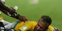 <p>Neymar demonstra muita dor após receber a joelhada</p>  Foto: Eitan Abramovich / AFP