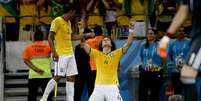 David Luiz cobra falta de muito longe e coloca a bola no &acirc;ngulo superior esquerdo de Ospina, fazendo o segundo do Brasil na partida contra a Col&ocirc;mbia  Foto: Ricardo Matsukawa / Terra