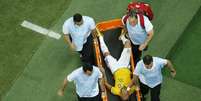 <p>Neymar foi levado direto para os vestiários da Arena Castelão</p>  Foto: Fabrizio Bensch / AFP