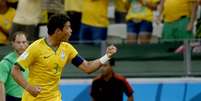 Thiago Silva comemora o gol que abriu o placar no jogo entre Brasil e Colômbia na Arena Castelão  Foto: Ricardo Matsukawa / Terra