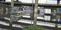 Nem mesmo os ônibus conseguiram passar pela Voluntários da Pátria  Foto: Daniel Favero / Terra