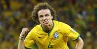 O jogador da sele&ccedil;&atilde;o brasileira David Luiz comemora ap&oacute;s marcar gol em jogo contra a Col&ocirc;mbia pelas quartas de final da Copa do Mundo, em Fortaleza, nesta sexta-feira. 04/07/2014  Foto: Stefano Rellandini / Reuters