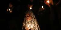 <p>Menina muçulmana xiita participa de um protesto à luz de velas contra o conflito no Iraque, em Nova Delhi. Cerca de 50 enfermeiras indígenas do sul do estado de Kerala foram sequestradas</p>  Foto: Anindito Mukherjee / Reuters