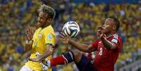 Zúñiga disputa a bola com Neymar em partida entre Brasil e Colômbia  Foto: Ricardo Matsukawa / Terra