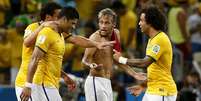 Neymar, Fred, Hulk e Marcelo conversam na sa&iacute;da do gramado no fim do primeiro tempo  Foto: Ricardo Matsukawa / Terra