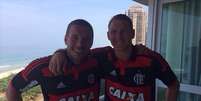 Lukas Podolski e Bastian Schweinsteiger vestem a camisa do Flamengo  Foto: Twitter / Reprodução