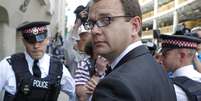 <p>Andy Coulson, um ex-assessor do primeiro-brit&acirc;nico&nbsp;David Cameron, chega, em 4 de julho, ao Old Bailey, em Londres, antes de sua condena&ccedil;&atilde;o no julgamento do caso de escutas ilegais do tabloide News of The World</p>  Foto: CYRIL Villemain / AFP