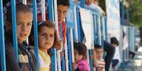 <p>Crianças refugiadas sírias aguardam no escritório do Alto Comissariado das Nações Unidas para os Refugiados no Líbano para serem registradas em um campo de refugiados, em 30 de maio de 2014</p>  Foto: ANWAR AMRO / AFP