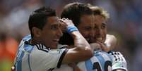 Argentinos comemoram primeiro gol de Higuaín durante jogo contra a Bélgica  Foto: Ueslei Marcelino / Reuters