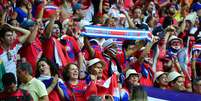 Torcedores da Holanda e Costa Rica mostram anima&ccedil;&atilde;o nas arquibancadas da Arena Fonte Nova, em Salvador, para o jogo decisivo entre as duas sele&ccedil;&otilde;es e que vale a vaga na semifinal da Copa do Mundo  Foto: RONALDO SCHEMIDT / AFP