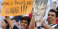 <p>Cartaz de apoio a Neymar é exibido em Brasília</p>  Foto: Eraldo Peres  / AP