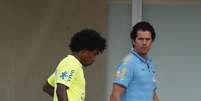 Willian deixa treino da sele&ccedil;&atilde;o em Teres&oacute;polis ap&oacute;s sofrer pancada. 05/07/2014.  Foto: Marcelo Regua / Reuters