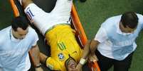 <p>Neymar chora de dor após levar uma joelhada nas costas</p>  Foto: Leonhard Foeger / Reuters