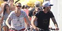 Luana Piovani e o marido, o surfista Pedro Scooby, aproveitaram o calor no Rio de Janeiro para andar de bicicleta, neste sábado (5). Os dois foram clicados com visual descontraído enquanto curtiam o passeio na orla do Leblon, zona sul da capital fluminense  Foto: Jhumberto / AgNews