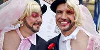 <p>Participantes da parada gay posam para a foto em Col&ocirc;nia, na Alemanha</p>  Foto: AFP