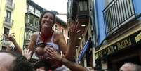 Milhares de pessoas lotaram as ruas do centro histórico da cidade, no norte da Espanha, para assistir o "chupinazo", o disparo dado do balcão da prefeitura que marca o início das festas  Foto: Joseba Etxaburu / Reuters