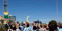 No DF, torcedores da Argentina fizeram versão de música para ironizar lesão de atacante brasileiro  Foto: YouTube / Reprodução