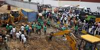 Equipes de resgate removem destroços de construção que colapsou na periferia de Chennai, na Índia  Foto: Arun Sankar K / AP