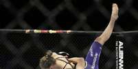 Ronda Rousey aplica ippon na desafiante Alexis Davis no UFC 175, em Las Vegas, Estados Unidos  Foto: John Locher / AP