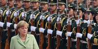 <p>A chanceler alem&atilde; Angela Merkel participa de uma cerim&ocirc;nia de honra na &aacute;rea externa do Grande Sal&atilde;o do Povo, em Pequim,&nbsp;China, em 7 de julho</p>  Foto: Kim Kyung-Hoon / Reuters