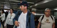 Sem Mila Kunis, o ator Ashton Kutcher desembarcou no aeroporto de Guarulhos, em São Paulo, na tarde desta segunda-feira (7)  Foto: Caio Duran  / AgNews