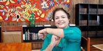 Dilma faz o gesto criado por Neymar em homenagem ao atleta  Foto: Facebook/ Palácio do Planalto / Reprodução