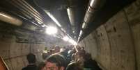 <p>Os passageiros tiveram de esperar por cerca de 20 minutos para serem retirados do túnel e conduzidos até o terminal francês</p>  Foto: Twitter