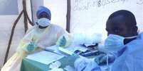 O ebola pode ser transmitido através do contato com os fluidos corporais da pessoa infectada  Foto: Reuters