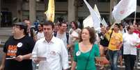 Participam de caminhada no Rio Tarcísio Motta (esq.), candidato do Psol ao governo do Rio de Janeiro, Marcelo Freixo, deputado estadual, e Luciana Genro, candidata do partido à Presidência da República.  Foto: Psol / Divulgação