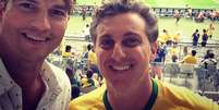 Ashton Kutcher e Luciano Huck acompanham jogo do Brasil contra a Alemanha   Foto: Instagram/aplusk / Reprodução