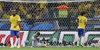 Maicon, Júlio César e David Luiz lamentam o sexto gol da Alemanha  Foto: Marcos Brindicci / Reuters